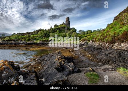 Ruine von Castle Moil und Loch Alsh im Dorf Kyleaks an der Atlantikküste der Isle of Skye in Schottland, Großbritannien Stockfoto