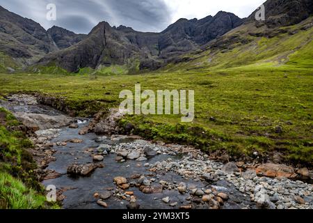 Valley Glen Brittle mit River Brittle und Wasserfälle mit Fairy Pools auf der Isle of Skye in Schottland, Großbritannien Stockfoto