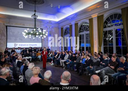 AMSTERDAM - Dilan Yesilgoz spricht während eines VVD-Treffens. Das Treffen, "Dilans Vision von Freiheit und Integration", wird Diskussionen über die Freiheit von Juden, LGBT-Menschen und Frauen in den Niederlanden beinhalten. ANP RAMON VAN FLYMEN niederlande aus - belgien aus Stockfoto