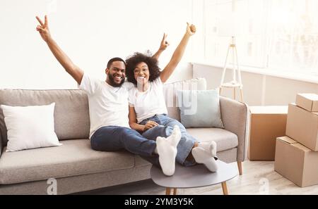 Schwarze Ehegatten Feiern Immobilienkauf Umzug Nach New Home Stockfoto