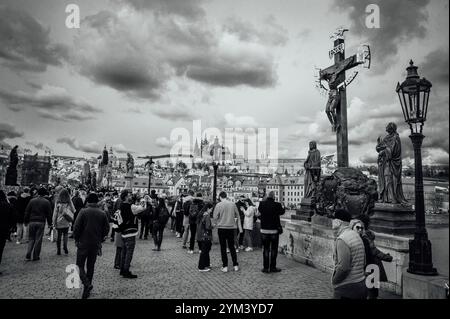 PRAG, TSCHECHIEN - 25. MÄRZ 2023: Historische Karlsbrücke Stockfoto