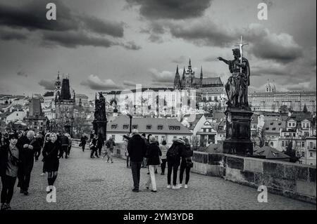 PRAG, TSCHECHIEN - 25. MÄRZ 2023: Historische Karlsbrücke Stockfoto