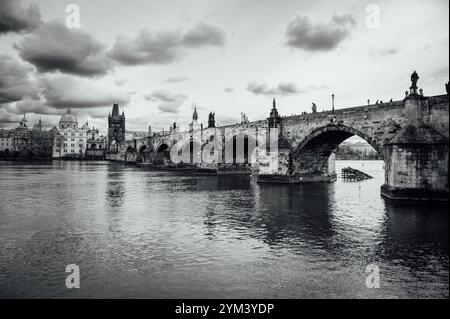 PRAG, TSCHECHIEN - 25. MÄRZ 2023: Blick auf die historische Karlsbrücke Stockfoto