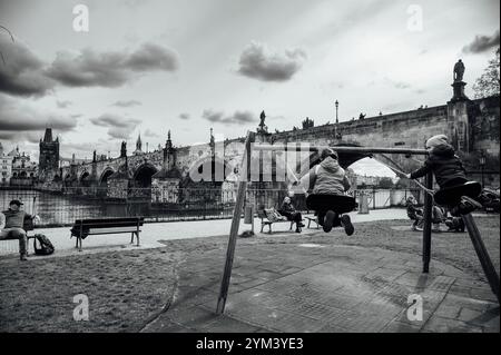 PRAG, TSCHECHIEN - 25. MÄRZ 2023: Karlsbrücke und Kinder schwingen im Vordergrund. Stockfoto