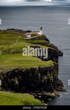 Spektakuläre Klippen und Leuchtturm am Neist Point an der Atlantikküste der Isle of Skye in Schottland, Großbritannien Stockfoto
