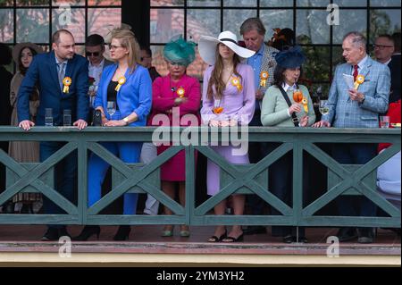 BRESLAU, POLEN - 23. APRIL 2023: Pferderennen - Eröffnung der Saison auf der Rennbahn WTWK Partynice. Leute auf der VIP-Tribüne. Stockfoto