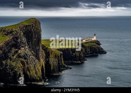 Spektakuläre Klippen und Leuchtturm am Neist Point an der Atlantikküste der Isle of Skye in Schottland, Großbritannien Stockfoto