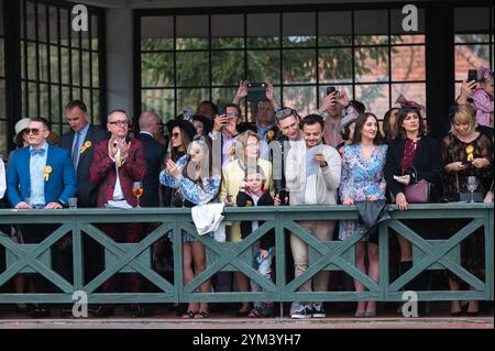 BRESLAU, POLEN - 23. APRIL 2023: Pferderennen - Eröffnung der Saison auf der Rennbahn WTWK Partynice. Leute auf der VIP-Tribüne. Stockfoto