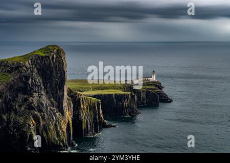 Spektakuläre Klippen und Leuchtturm am Neist Point an der Atlantikküste der Isle of Skye in Schottland, Großbritannien Stockfoto