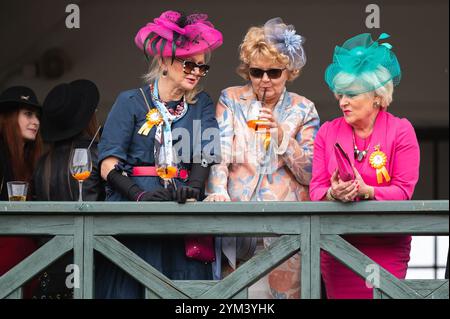 BRESLAU, POLEN - 23. APRIL 2023: Pferderennen - Eröffnung der Saison auf der Rennbahn WTWK Partynice. Leute auf der VIP-Tribüne. Stockfoto