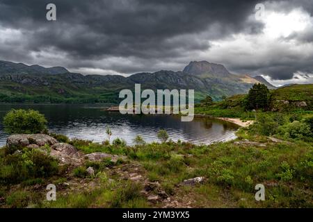 Blick über den Lake Loch Maree in der Nähe von Talladale zum Mountain Slioch in den Highlands von Schottland, Großbritannien Stockfoto