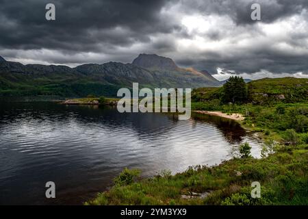 Blick über den Lake Loch Maree in der Nähe von Talladale zum Mountain Slioch in den Highlands von Schottland, Großbritannien Stockfoto