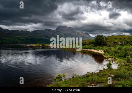 Blick über den Lake Loch Maree in der Nähe von Talladale zum Mountain Slioch in den Highlands von Schottland, Großbritannien Stockfoto