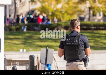 WASHINGTON DC, USA - 17. NOVEMBER 2024: Ein Geheimdienst, Polizeiwache im Weißen Haus. Ein Secret Service Agent, der A steht Stockfoto