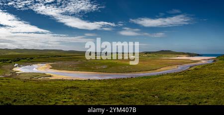 Blick über den Achnahaird Beach in der Nähe von Village Brae of Achnahaird an der Küste der Highlands in Schottland, Großbritannien Stockfoto