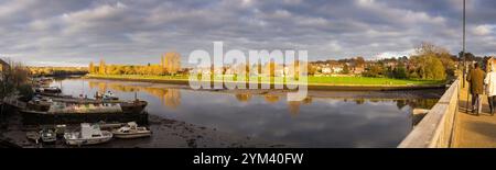 Der Fluss Itchen und der Riverside Park in Bitterne, Southampton im Herbst von der Cobden Bridge bei Ebbe aus gesehen Stockfoto