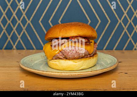 : Burger können verschiedene Beläge haben, wie Salat, Tomaten, Zwiebeln, Gurken, und Käse Stockfoto