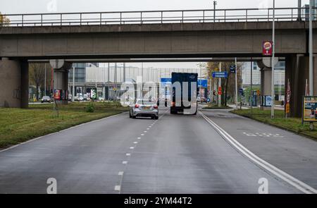 Kreuzung der Hauptstraße S 102 und der Ringstraße A 5 in Westpoort Amsterdam, Niederlande, 15. November 2024 Stockfoto