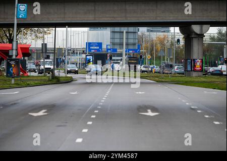 Kreuzung der Hauptstraße S 102 und der Ringstraße A 5 in Westpoort Amsterdam, Niederlande, 15. November 2024 Stockfoto