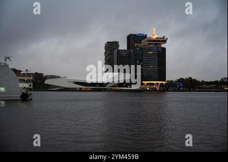 Der Adam Tower und der Overhoeks Plein Platz in der Abenddämmerung in Amsterdam, Niederlande, 14. November 2024 Stockfoto