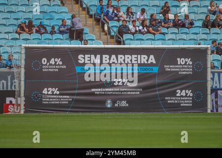 Porto Alegre, Brasilien. November 2024. RS - PORTO ALEGRE - 11/20/2024 - BRASILIANISCHE MEISTERSCHAFT 2024, GREMIO x JUVENTUDE - Gremio, Kampagne gegen Rassismus, im Tor der Arena, vor dem Spiel gegen Juventude Foto: Luis Felipe Amorin/AGIF Credit: AGIF/Alamy Live News Stockfoto