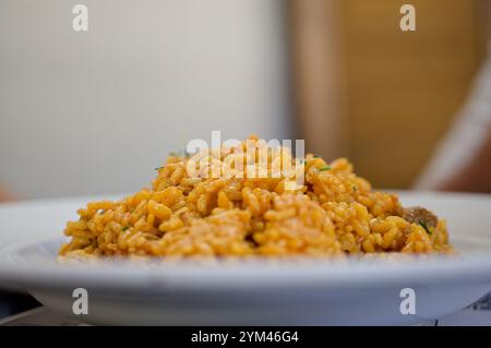 Ein Teller mit reichhaltigem, cremigem Safranrisotto, serviert in einem Restaurant in Granada Stockfoto