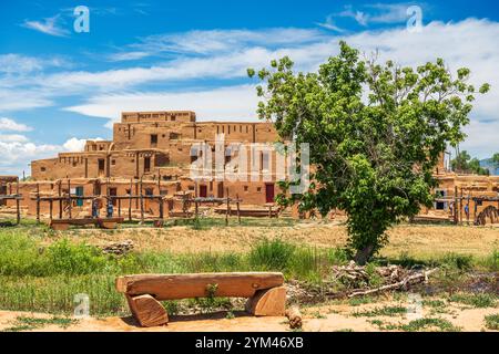 TAOS, NEW MEXICO, USA - 25. JUNI 2019: Touristen besuchen das historische Taos Pueblo. Stockfoto