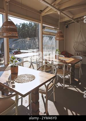 Gemütliches Indoor Cafe mit Holzmöbeln und natürlichem Licht Stockfoto