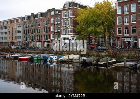 Historische Häuser und Boote spiegeln sich im Kanal von Amsterdam, Niederlande, 14. November 2024 Stockfoto