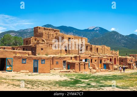 TAOS, NEW MEXICO, USA - 25. JUNI 2019: Touristen besuchen das historische Taos Pueblo. Stockfoto