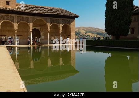 Der ruhige, reflektierende Pool des Partalpalastes der Alhambra, eingerahmt von maurischen Bögen Stockfoto