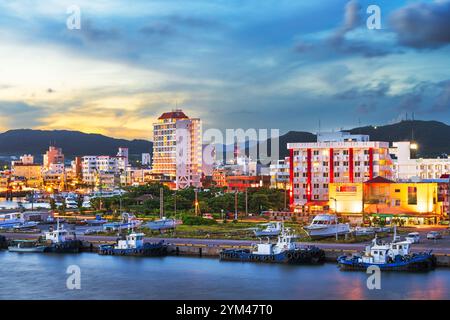 Ishigaki, Okinawa, Japans Stadtbild an der Küste in der Abenddämmerung. Stockfoto