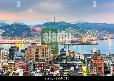 Keelung, die Skyline der Innenstadt Taiwans an der Bucht in der Abenddämmerung. Stockfoto