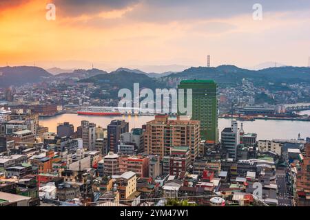 Keelung, die Skyline der Innenstadt Taiwans an der Bucht in der Abenddämmerung. Stockfoto