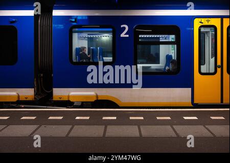 Beförderung eines lokalen Zuges oder einer U-Bahn im Hauptbahnhof von Amsterdam, Niederlande, 15. November 2024 Stockfoto