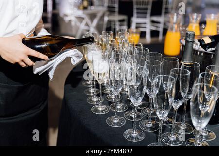 Eleganter Champagner, der bei einer formellen Veranstaltung mit Gläsern für die Feier serviert wird Stockfoto