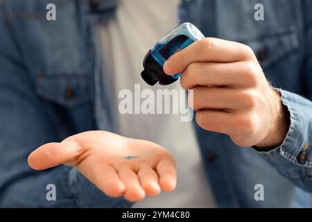 Man gießt Desinfektionsgel auf die Hände zur Desinfektion Stockfoto