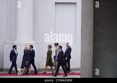 Santiago, Metropolitana, Chile. November 2024. Chiles Präsident Gabriel Boric, links, macht einen Spaziergang mit Frankreichs Präsident Emmanuel Macron, Mitte, bei seinem Besuch im Präsidentenpalast La Moneda in Santiago, Chile. (Kreditbild: © Matias Basualdo/ZUMA Press Wire) NUR REDAKTIONELLE VERWENDUNG! Nicht für kommerzielle ZWECKE! Stockfoto