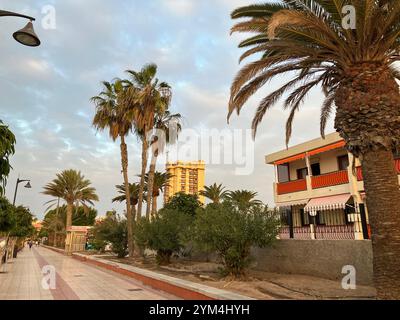 Das Los Cristianos Meer mit den Torres Del Sol Apartments in der Ferne. Arona, Teneriffa, Kanarische Inseln, Spanien. Februar 2023. Stockfoto