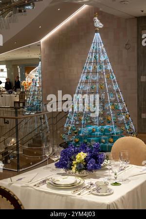 Tiffany & Co. Flagship Juweliergeschäft befindet sich an der Fifth Avenue, New York City, USA 2024 Stockfoto