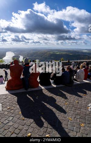 Blick von der Drachenfels-Hochebene, am Rhein nach Süden, Touristen, der Drachenfels ist ein Berg im Siebengebirge am Rhein zwischen Bad Ho Stockfoto