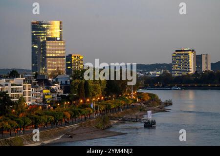 Skyline von Bonn am Rhein, der Deutschen Post, dem DHL-Hauptquartier und den UN-Gebäuden Stockfoto