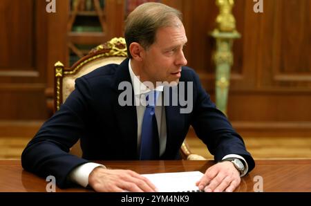 Moskau, Russland. November 2024. Der erste stellvertretende russische Ministerpräsident Denis Manturow spricht mit Präsident Wladimir Putin, rechts, während eines Einzeltreffens im Kreml am 20. November 2024 in Moskau. Quelle: Vyacheslav Prokofyev/Kreml Pool/Alamy Live News Stockfoto