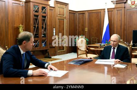 Moskau, Russland. November 2024. Der russische Präsident Wladimir Putin, rechts, hört einen Bericht des Ersten stellvertretenden Ministerpräsidenten Denis Manturow, links, während eines Einzeltreffens im Kreml am 20. November 2024 in Moskau. Quelle: Vyacheslav Prokofyev/Kreml Pool/Alamy Live News Stockfoto