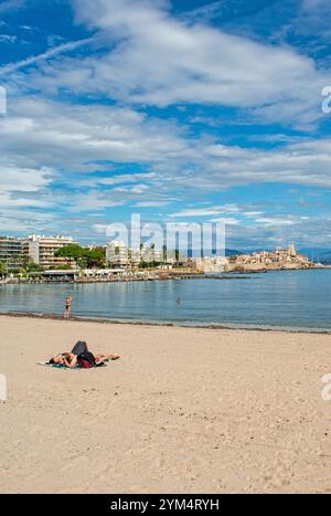 Die Strandszene in der wunderschönen Stadt Antibes ist ein Ferienort zwischen Cannes und Nizza an der französischen Riviera (Côte d’Azur). Stockfoto