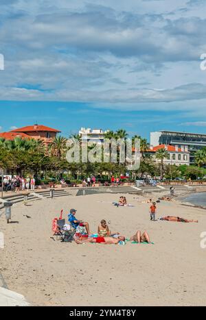 Die Strandszene in der wunderschönen Stadt Antibes ist ein Ferienort zwischen Cannes und Nizza an der französischen Riviera (Côte d’Azur). Stockfoto