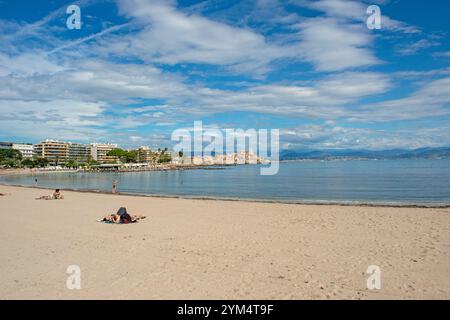 Die Strandszene in der wunderschönen Stadt Antibes ist ein Ferienort zwischen Cannes und Nizza an der französischen Riviera (Côte d’Azur). Stockfoto