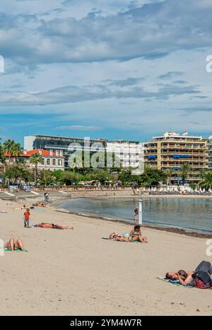 Die Strandszene in der wunderschönen Stadt Antibes ist ein Ferienort zwischen Cannes und Nizza an der französischen Riviera (Côte d’Azur). Stockfoto