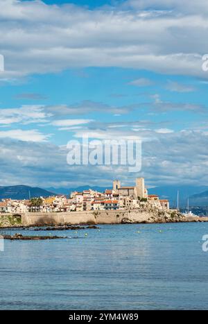 Antibes ist ein Ferienort zwischen Cannes und Nizza an der französischen Riviera (Côte d’Azur). Es ist bekannt für seine Altstadt, die von einer Stadtmauer aus dem 16. Jahrhundert umgeben ist Stockfoto