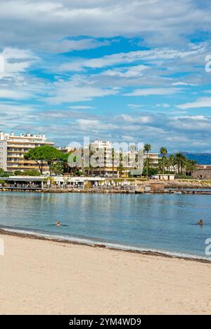 Die Strandszene in der wunderschönen Stadt Antibes ist ein Ferienort zwischen Cannes und Nizza an der französischen Riviera (Côte d’Azur). Stockfoto